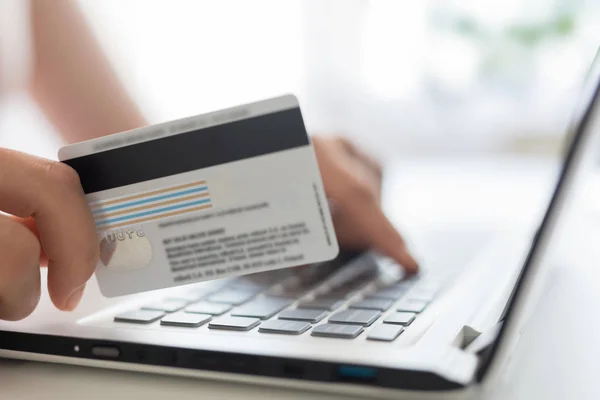 Frau Sitzt Laptop Mit Kreditkarte Online Zahlungs Und Shopping Konzept — Stockfoto
