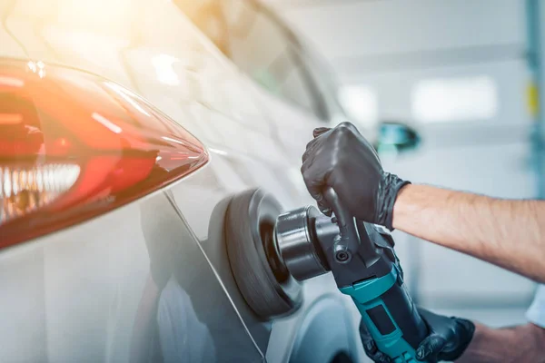 Hombre Usando Pulidor Coche Nuevo Enfoque Selectivo — Foto de Stock