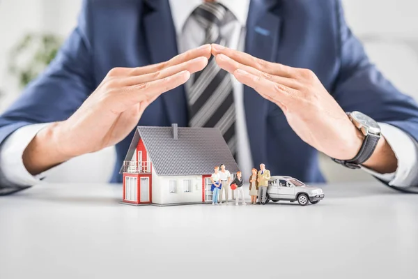 Verzekeringsagent Met Huis Speelgoed Verzekering Veiligheidsconcept — Stockfoto