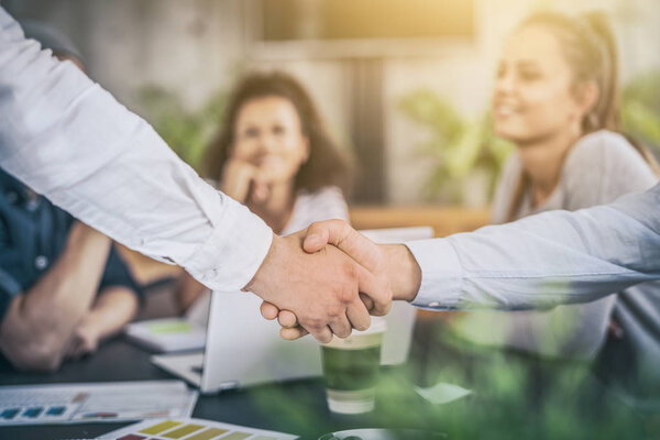 Gente Negocios Dándose Mano Terminando Reunión Empresarios Exitosos Apretón Manos — Foto de Stock
