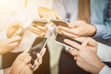 Telefon elinde tutan genç hipsters grubudur. Arkadaşlar akıllı telefonlar ile birlikte eğleniyor.