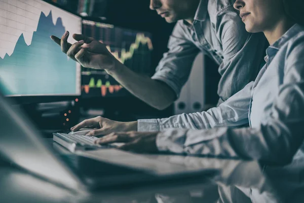 Hombre Mujer Mirando Pantalla Del Ordenador Oficina — Foto de Stock