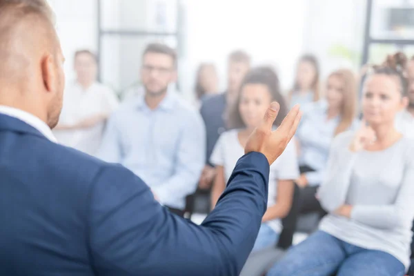 Entrenador Líder Equipo Enseña Los Empleados Una Reunión Negocios Una — Foto de Stock