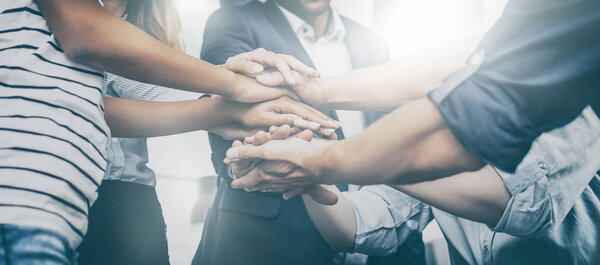 Vista Cerca Los Jóvenes Empresarios Poniendo Sus Manos Juntas Montón — Foto de Stock