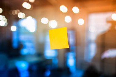 cam duvar yüzeyi sarı yapışkan not