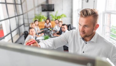 Çalışanların iş toplantısında öğretim takım lideri