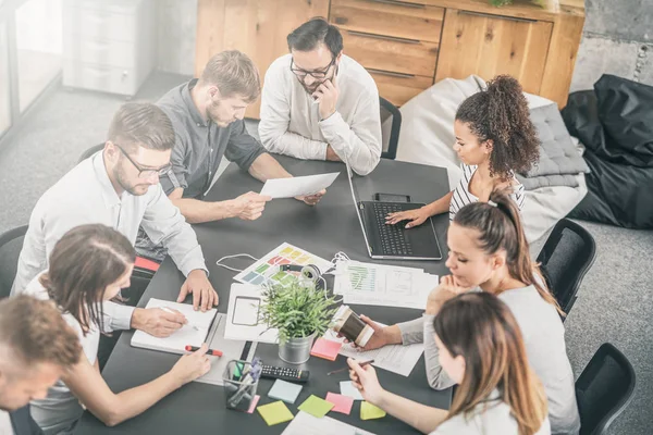 Jovens Empresários Que Reúnem Escritório Discutem Por Mesa — Fotografia de Stock