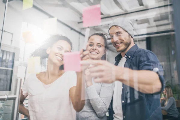 Gente Joven Negocios Por Pared Cristal Con Notas Adhesivas — Foto de Stock