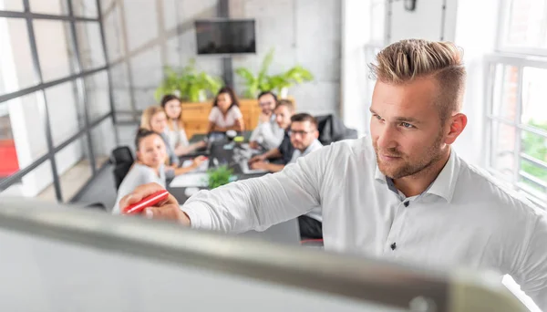 Teamleiter Unterrichtet Mitarbeiter Bei Geschäftstreffen — Stockfoto