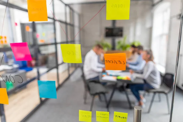 Geschäftsleute Treffen Sich Büro Durch Glaswand Mit Klebrigen Zetteln Gesehen — Stockfoto