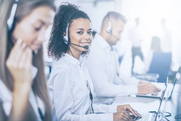 Sorrindo Call Center Trabalhador Acompanhado Por Sua Equipe — Fotografia de Stock