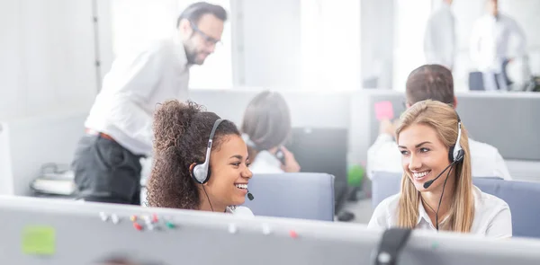 Call Center Werknemers Met Headsets Glimlachen Naar Elkaar — Stockfoto