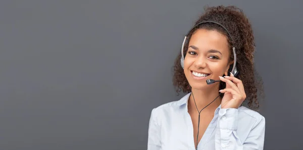 Lächelnder Callcenter Mitarbeiter Lächelt Auf Grauem Hintergrund — Stockfoto