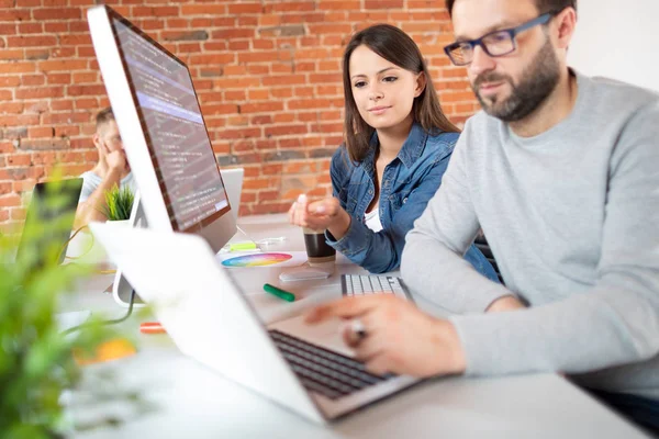 Colegas Hombres Mujeres Sentados Computadora Oficina —  Fotos de Stock