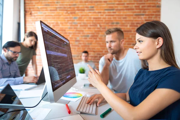 Colegas Hombres Mujeres Sentados Computadora Oficina —  Fotos de Stock