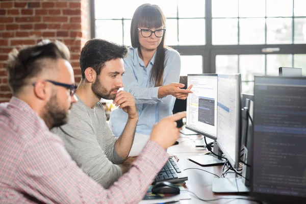 Equipe Programadores Interagindo Por Telas Computador Escritório — Fotografia de Stock