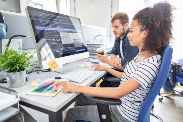 Empleada Que Trabaja Computadora Hombre Sentado Lado — Foto de Stock