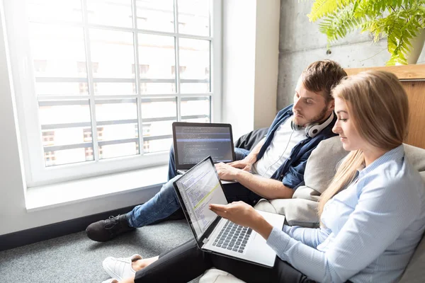 Man Och Kvinna Kollegor Sitter Tillsammans Och Använder Bärbara Datorer — Stockfoto