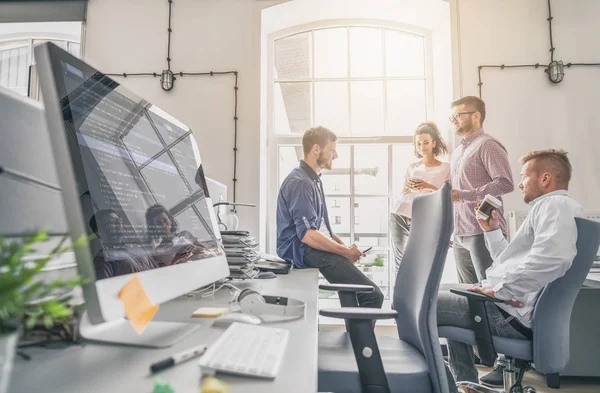 Equipo Que Interactúa Oficina Con Pantalla Del Ordenador Primer Plano — Foto de Stock