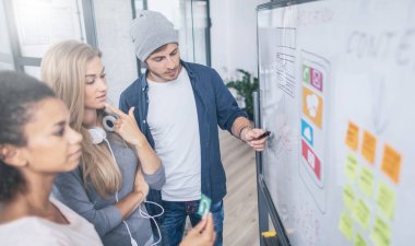Tasarımcılar Web sitesi ux app geliştirme gemide çizim