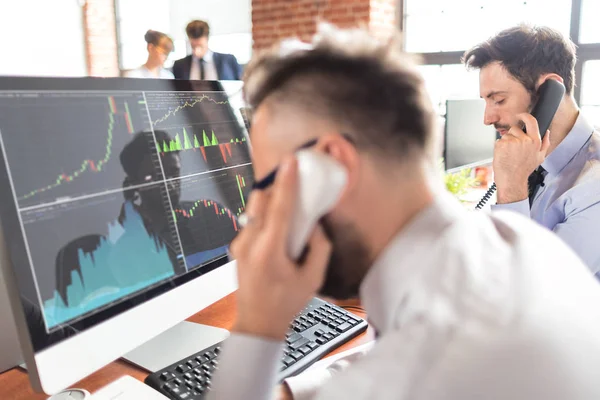 Trabalhadores Falando Telefones Sentados Por Telas Computador — Fotografia de Stock