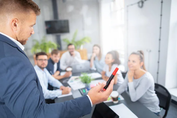 Teamleiter Unterrichtet Mitarbeiter Bei Geschäftstreffen — Stockfoto