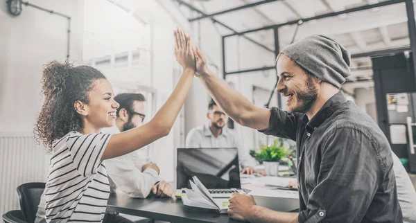 Jóvenes Empresarios Dando Cinco Cargo — Foto de Stock