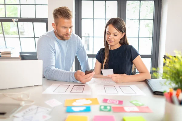 Hombre Mujer Diseñadores Que Trabajan Escritorio Oficina — Foto de Stock