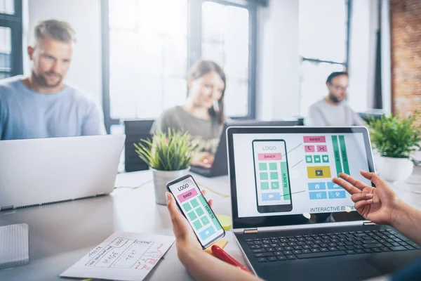 Manos Con Teléfono Inteligente Portátil Diseñadores Hombres Mujeres Que Trabajan — Foto de Stock