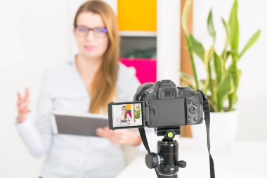 kayıt video kamera arkasındaki vlog blogger kadın 