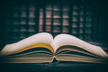 kitap açık eski bilgelik Resepsiyon din parşömen edebiyat tablo kurgu sözlük kullanılan geçmiş tarihi ahşap okul kavramı - stok görüntü okumak