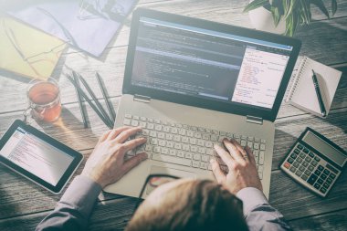 tipik Internet sayfa kodu ile dizüstü klavye ekranda adam