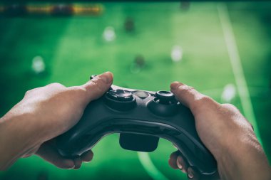 oyun oyun oyun tv eğlenceli hobi oynak keyfi görünümü kavramı - stok görüntü sahip oyuncu oynarken oyun gamepad adam denetleyicisi video konsolu