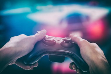oyun oyun oyun tv eğlenceli hobi oynak keyfi görünümü kavramı - stok görüntü sahip oyuncu oynarken oyun gamepad adam denetleyicisi video konsolu