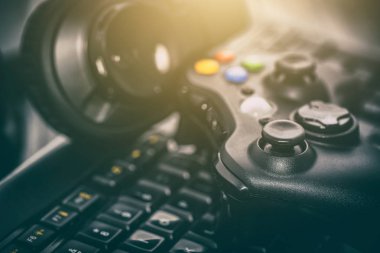 Gamepad video konsol oyun oyun oyun oyun oyuncu kulaklık kulaklık klavye kavramı - stok görüntü eğlenceli