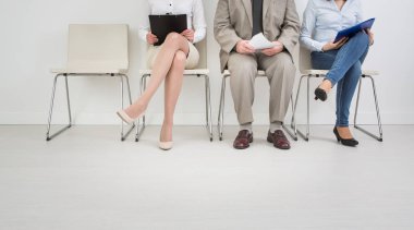 İşe Alım işe Kiralık işe işe işveren istihdam iş sınav oda stres stresli pozisyon Genç Grup resmi çalışma sandalye corporation çeşitlilik kavramı - stok görüntü oturan röportaj