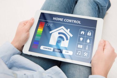Dijital tablet Oda Termostat kontrol ekranı ile akıllı ev sistemi ile tutan kadın 