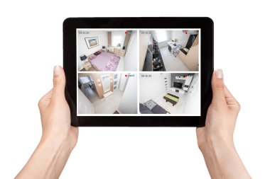 Kadın el dijital tablet cctv video iletimi ev oda ile tutarak
