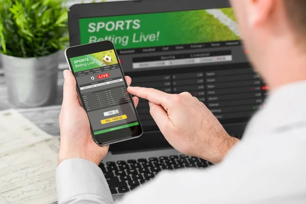 Man Med Smartphone Och Laptop Med Sportspel App Och Webbplats — Stockfoto