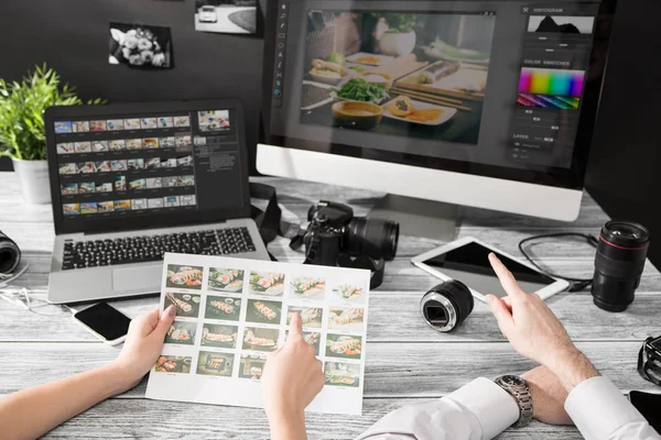 Fotografen Arbeiten Schreibtisch Mit Computern Und Fotoausrüstung — Stockfoto