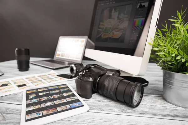 Bureau Met Computers Digitale Tablet Camera Lenzen — Stockfoto