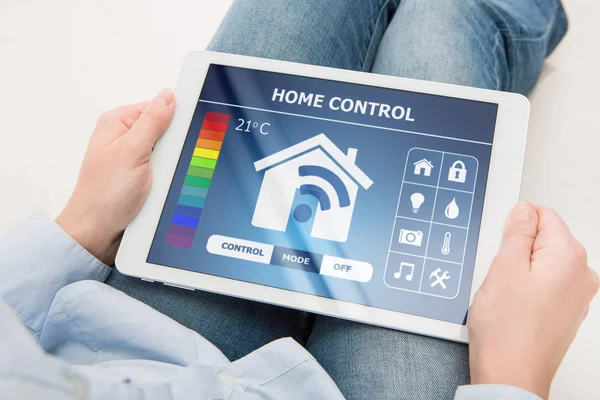 Frau Hält Digitales Tablet Mit Smart Home System Mit Raumthermostat — Stockfoto