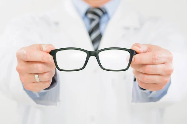 医師眼鏡メガネ検眼光学ストア新しいビジョン男性店クローズ アップ職業医学眼鏡レンズ人間の手白人コンセプト ストック イメージ — ストック写真