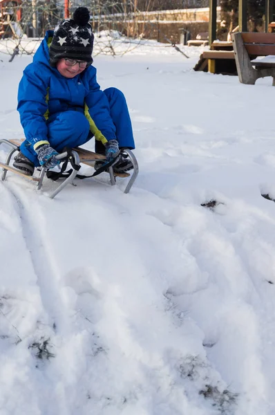 冬の間に Zledge で遊ぶ小さな男の子 — ストック写真