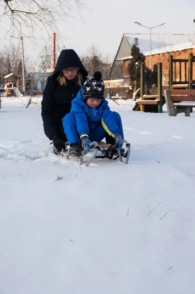 Ένα Μικρό Αγόρι Παίζει Zledge Κατά Διάρκεια Wintertime — Φωτογραφία Αρχείου