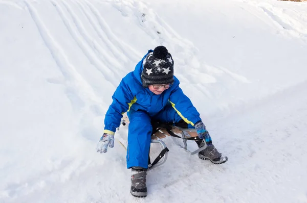 Een Kleine Jongen Spelen Met Zledge Tijdens Winter — Stockfoto