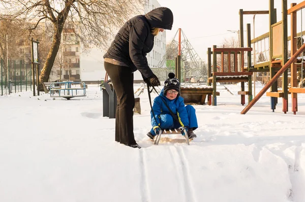 冬の間に Zledge で遊ぶ小さな男の子 — ストック写真