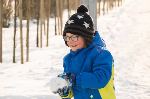 Małe Aucasian Chłopiec Gra Zimą — Zdjęcie stockowe