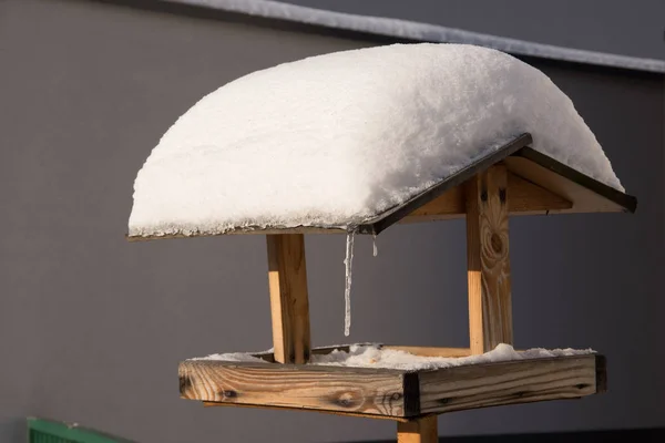 Ένα Μικρό Ξύλινο Τροφοδότη Κατά Διάρκεια Wintertime — Φωτογραφία Αρχείου