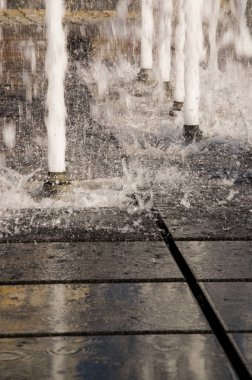 Küçük bir kasaba olan Polonya, su sıçramasına modern bir çeşmede